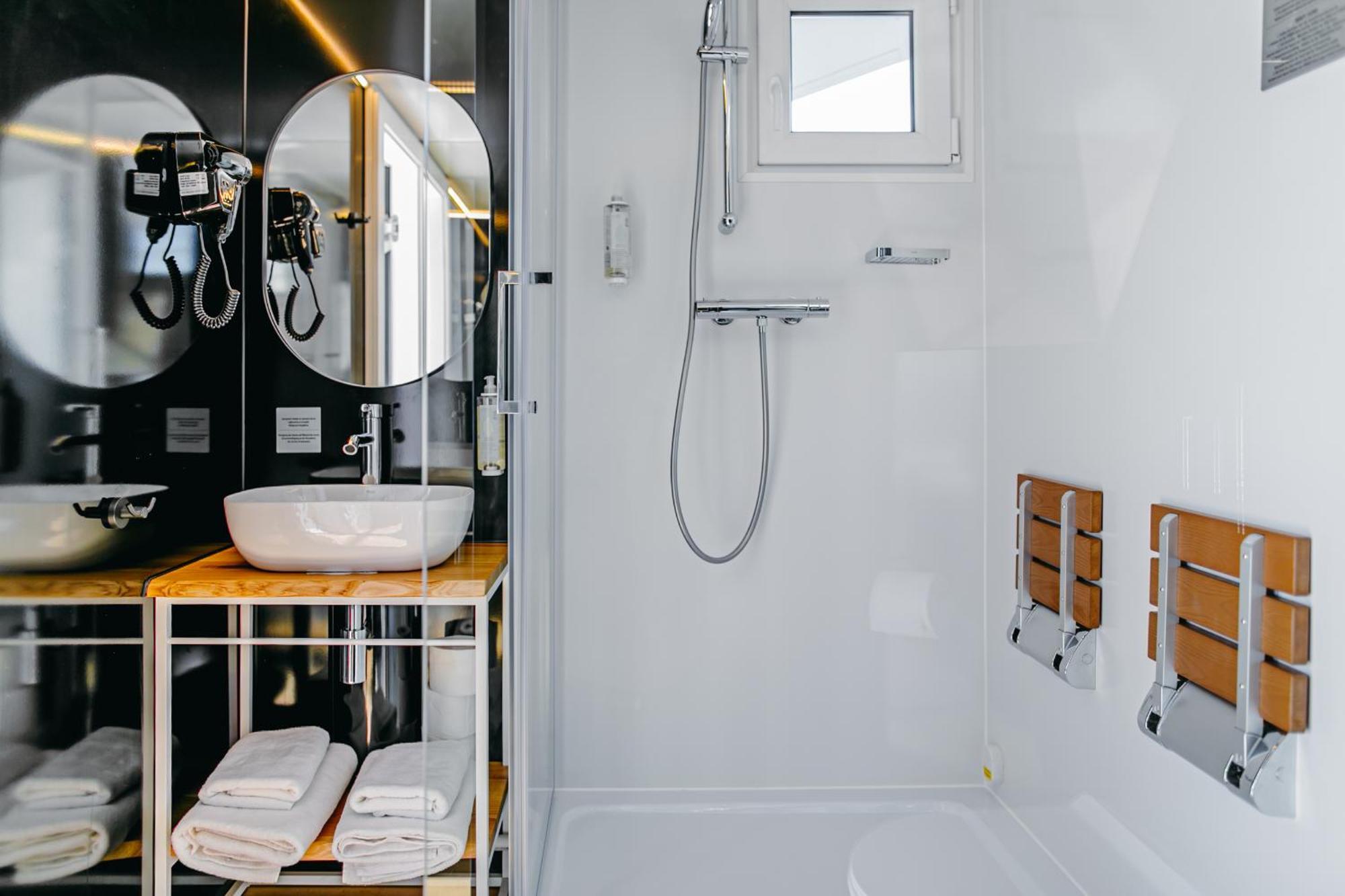 Grand Ht Houseboats - Domki Na Wodzie - Sauna, Jacuzzi, Kominek Mielno  Oda fotoğraf