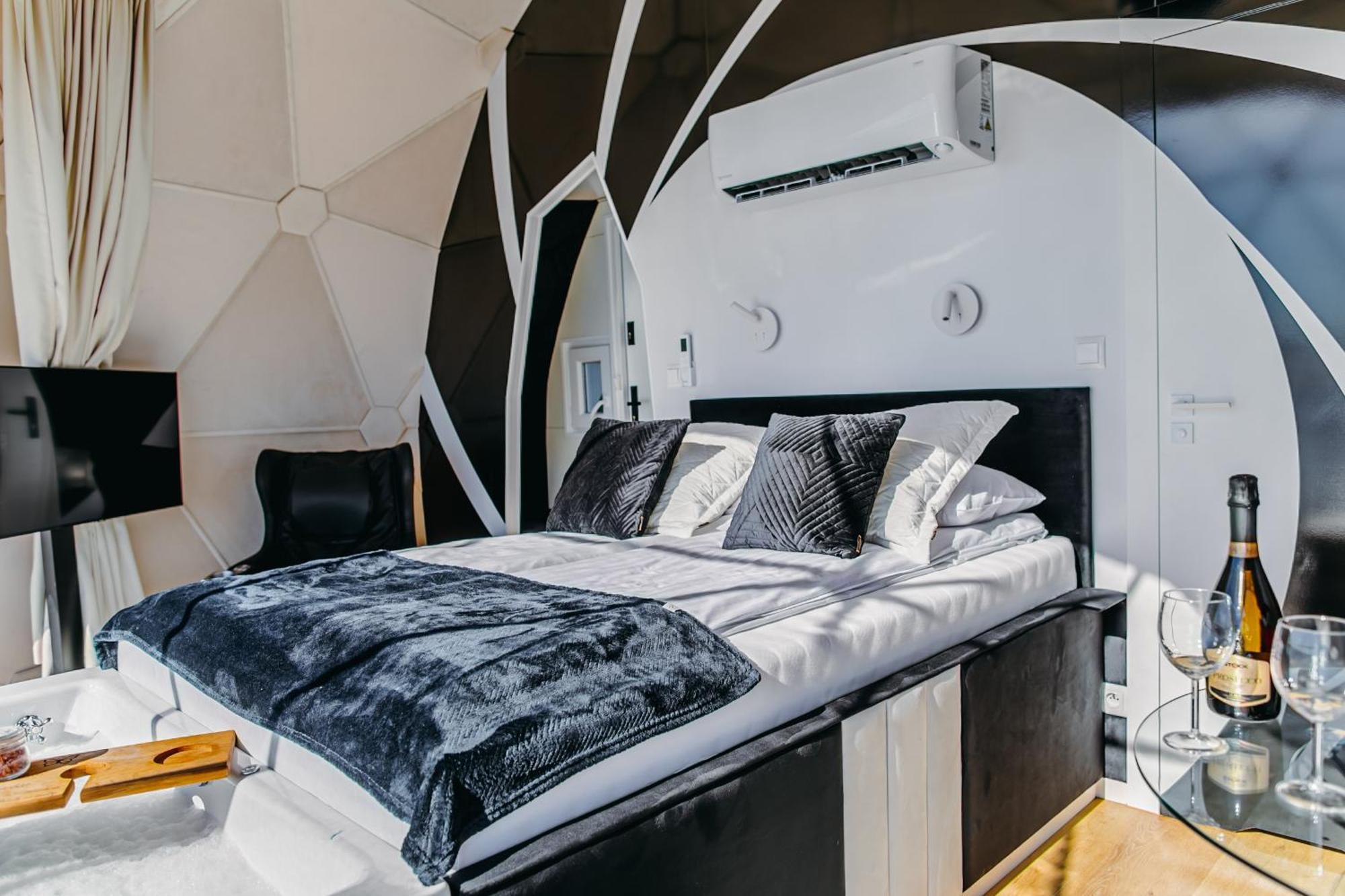 Grand Ht Houseboats - Domki Na Wodzie - Sauna, Jacuzzi, Kominek Mielno  Oda fotoğraf